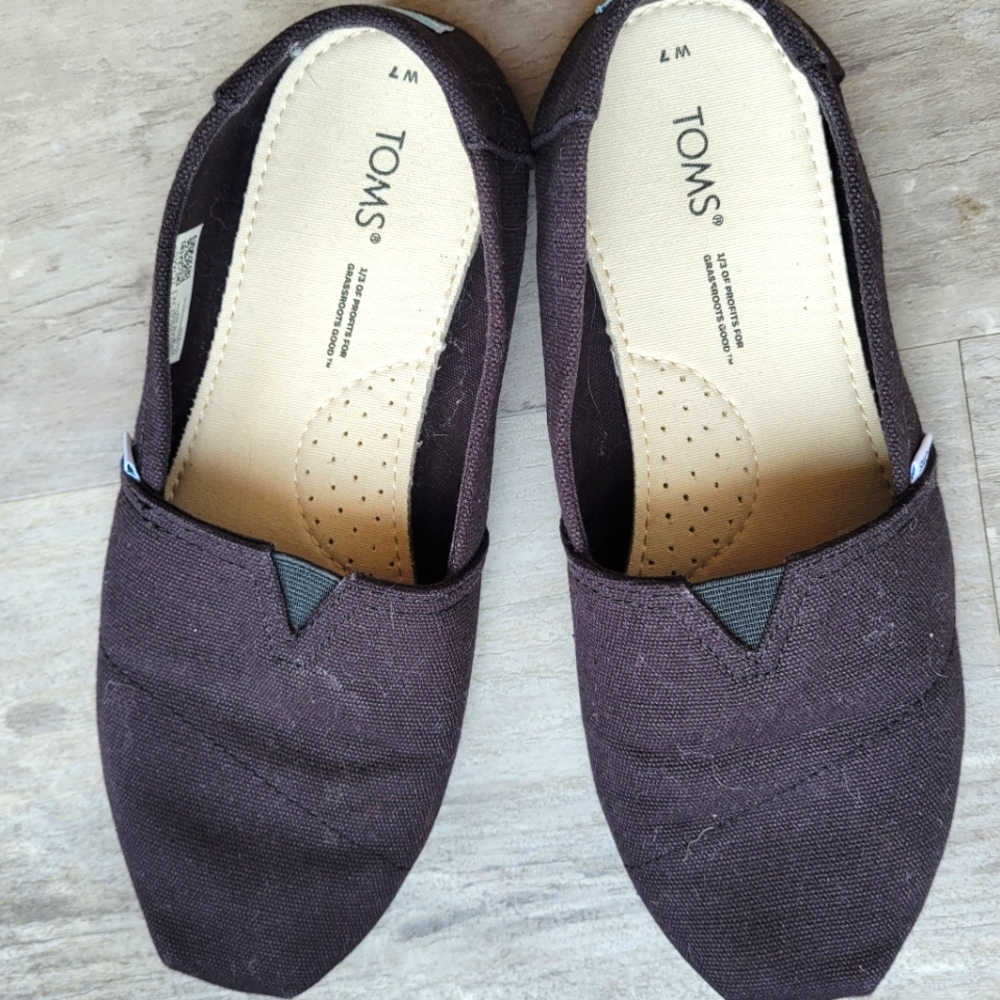 Tom's Black slip-on shoes